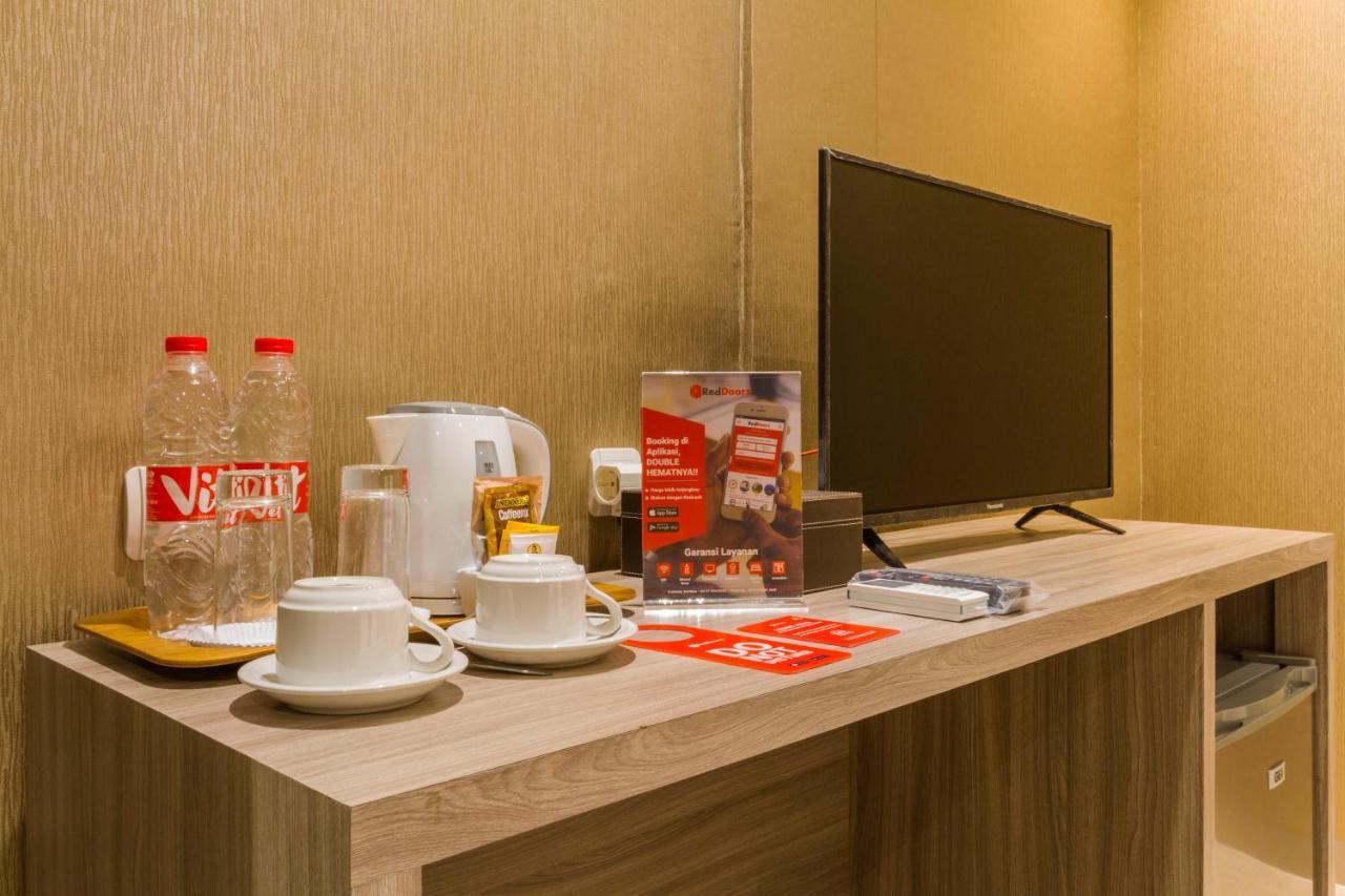 ホテル レッドドアーズ プラス アット ディパティウクール バンドゥン エクステリア 写真